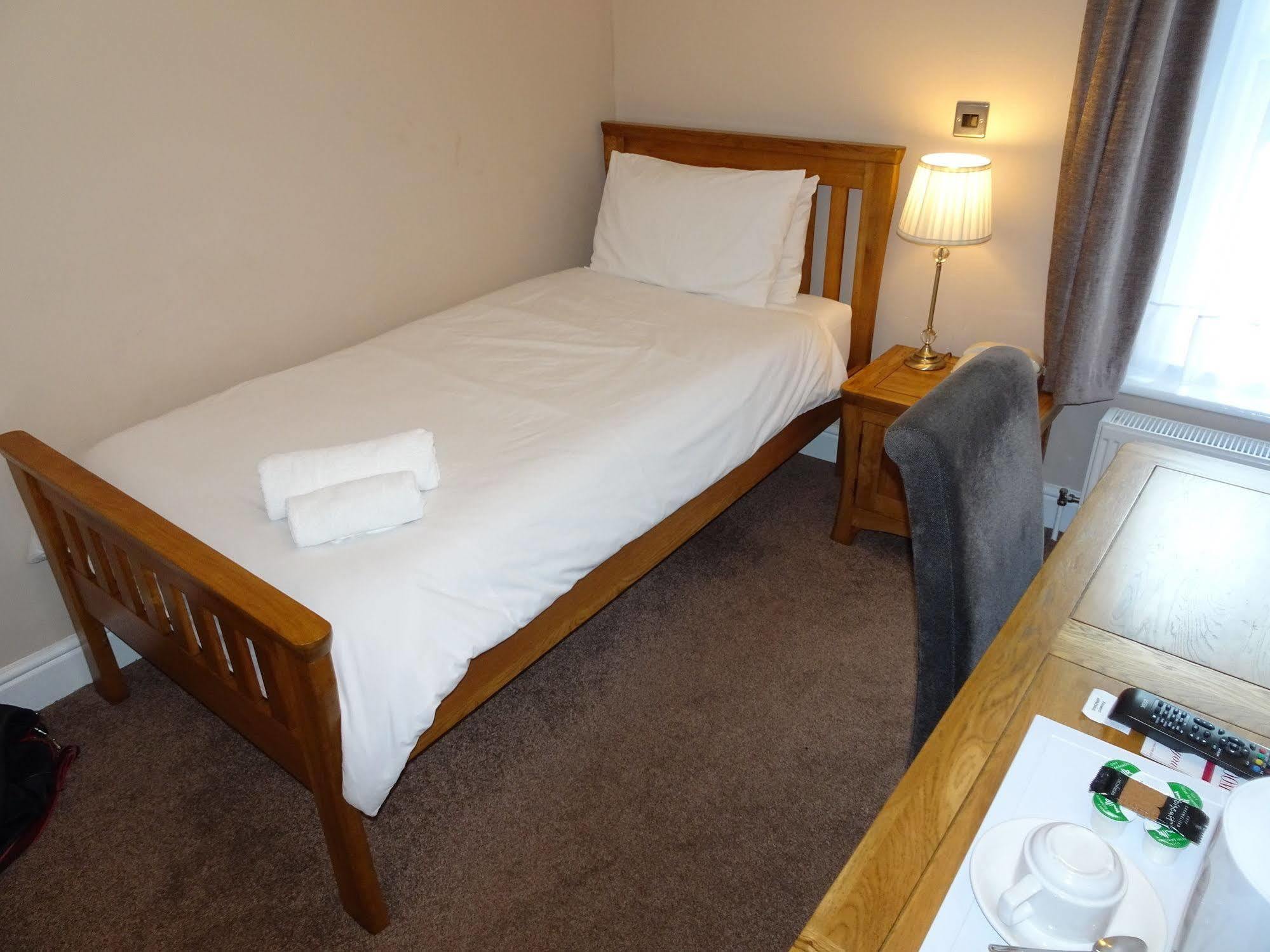 Fernbank Hotel Basingstoke Exterior photo